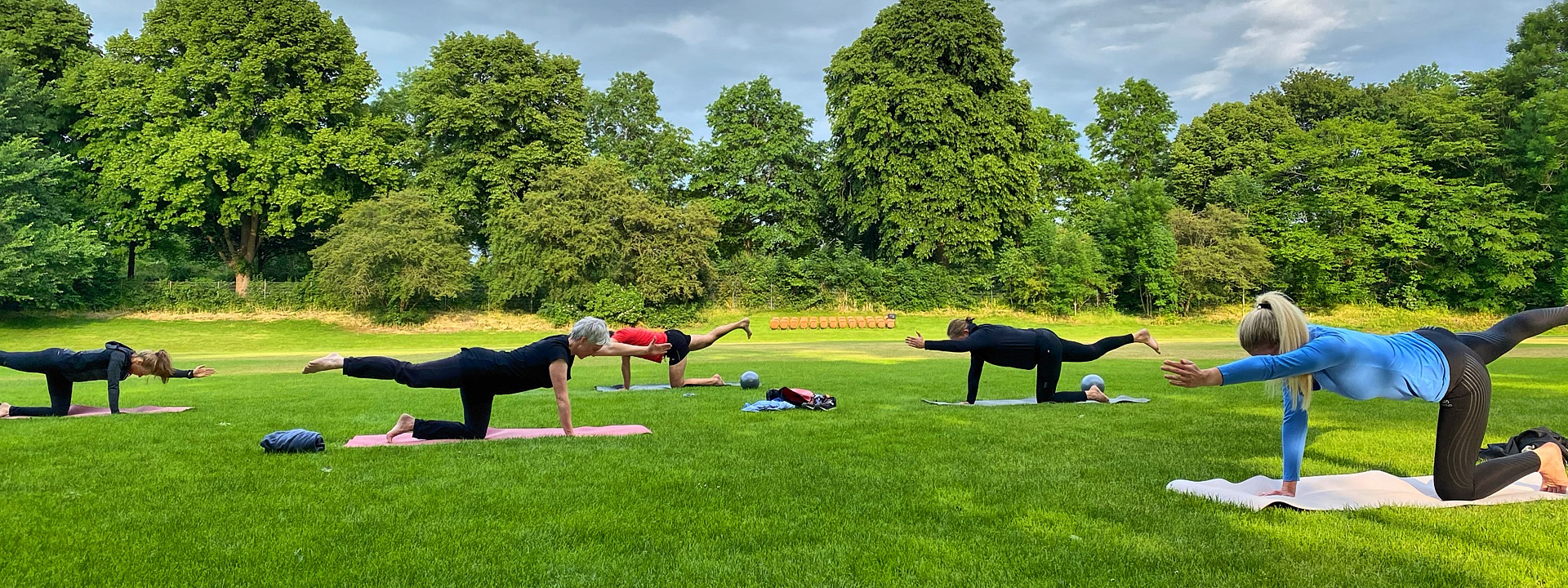Sironah Outdoorkurs im Bürgerpark, Yogaübungen auf Matte
