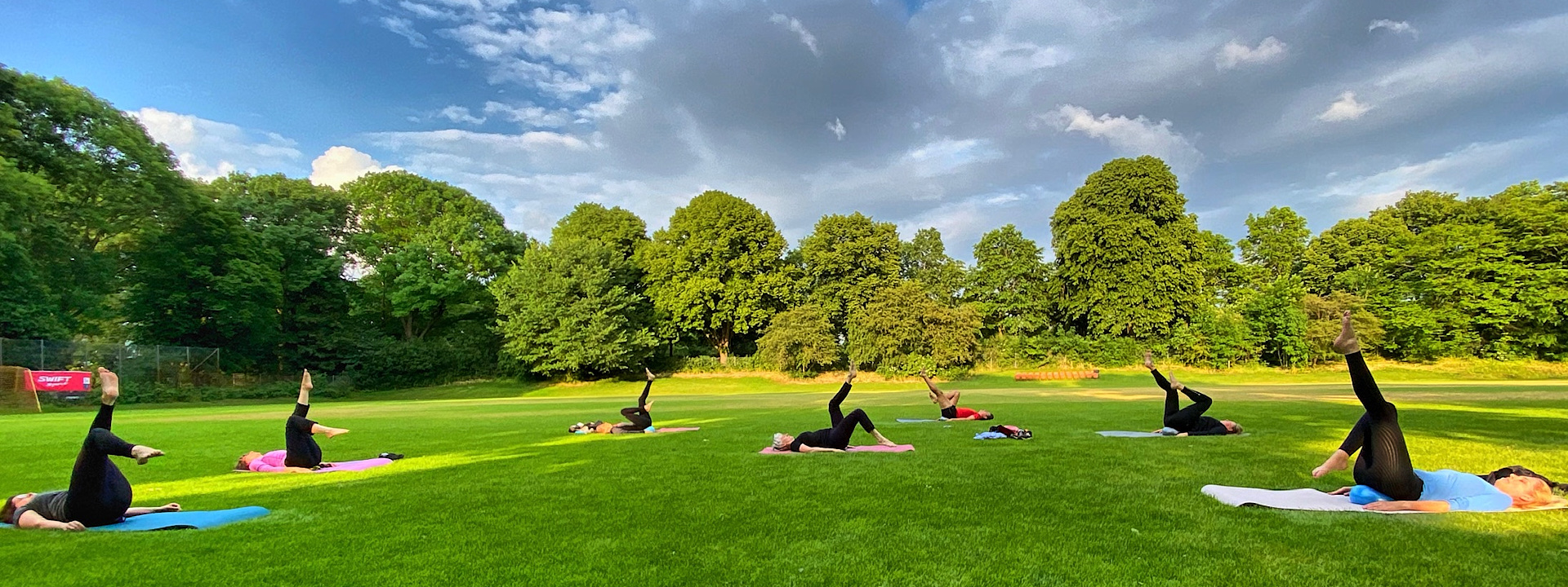 Sironah Outdoorkurs im Bürgerpark, Yogaübung auf Matte