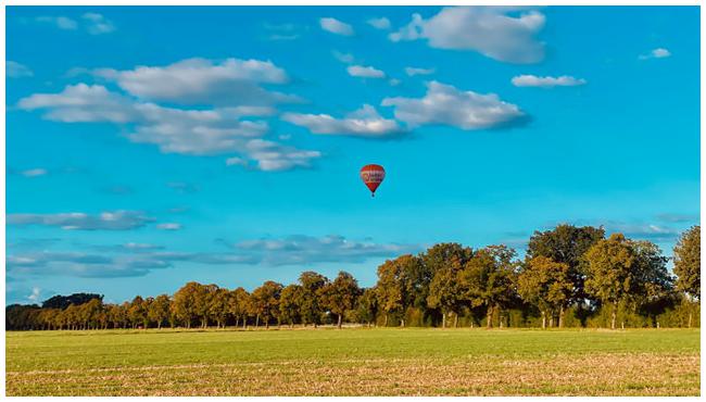 Heißluftballon über Acker